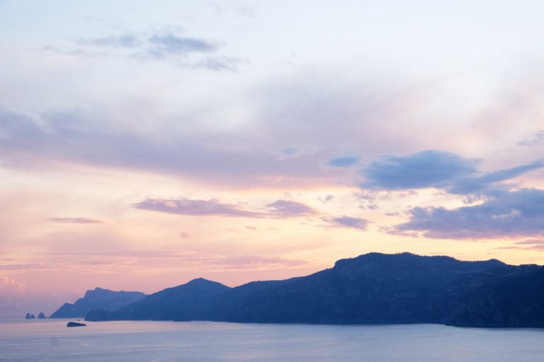 Veduta da Praiano sui Monti Lattari e i Faraglioni di Capri