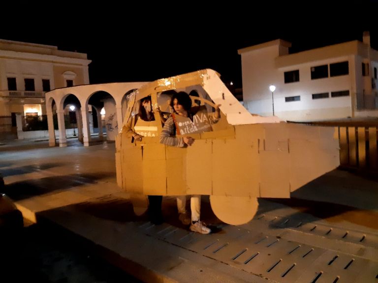 Vincenzo Francesco Di Chiano, Drive In (2020), automobili in cartone di recupero e proiezione sulla discesa del parcheggio abbandonato della stazione di Trani, Artista di Quartiere