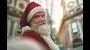 Se Milano seduce Babbo Natale. Lo spot internazionale che fa centro oltre gli stereotipi