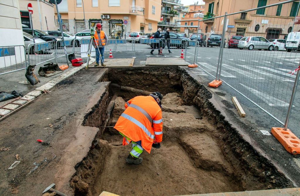 Nuove scoperte archeologiche a Roma: emergono tre mausolei lungo l’antica Via Latina
