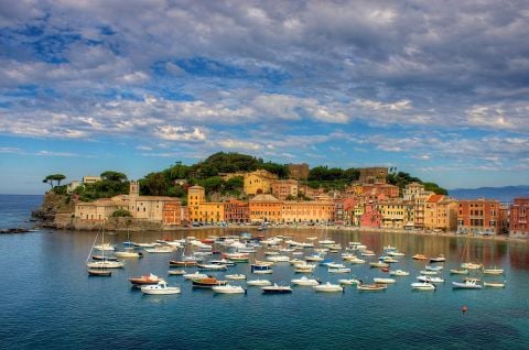 Sestri_Levante_and_Baia_del_Silenzio,_the_Bay_of_Silence, ph Jiuguang Wang, fonte Wikipedia