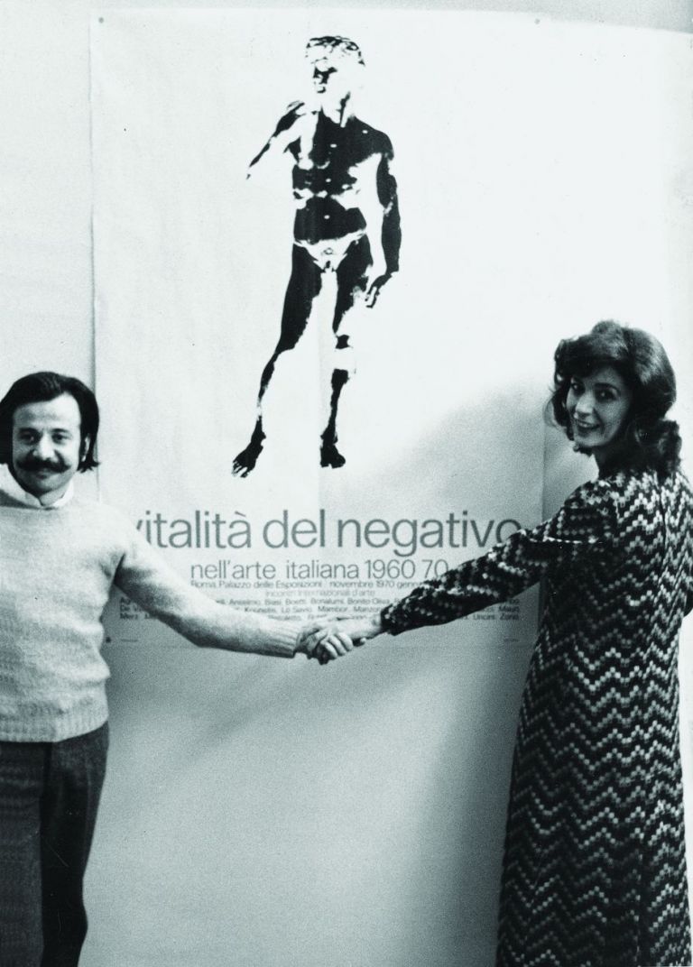 Achille Bonito Oliva e Graziella Lonardi Buontempo con il manifesto della mostra Vitalità del negativo nell’arte italiana 1960-1970, Palazzo delle Esposizioni, Roma, 1970. Photo © Massimo Piersanti, courtesy Archivio Massimo Piersanti