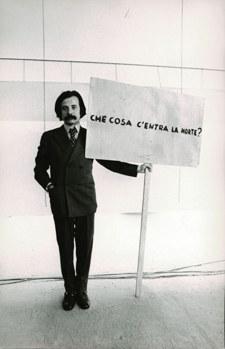 Achille Bonito Oliva con il cartello di Gino De Dominicis, alla mostra VII Biennale de Paris, Parc Floral, Bois de Vincennes, 1971. Photo © Massimo Piersanti, courtesy Archivio Massimo Piersanti