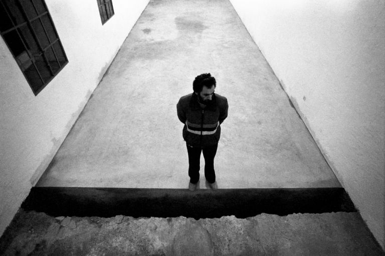 Enrico Cattaneo, Senza titolo. Mercato del Sale (ritratto di Mauro Staccioli), 1981, stampa bianco e nero, 25x36 cm