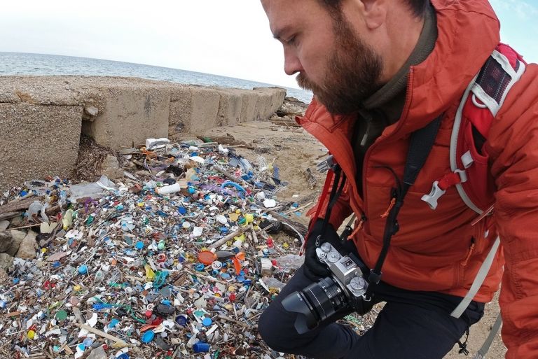 Enzo Suma durante la ricerca in spiaggia