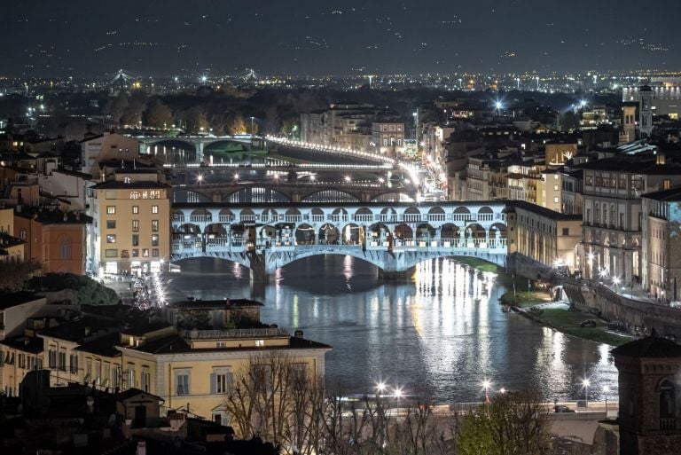 Il logo dello sponsor proiettato sui monumenti. Polemica a Firenze per il festival F-Light