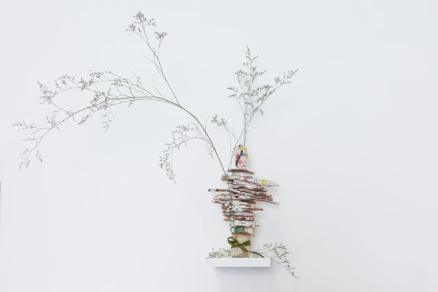Francesco Lauretta, Pneuma, 2018. Sei vasi in ceramica, piante, h. 50 35 cm. Courtesy l'artista