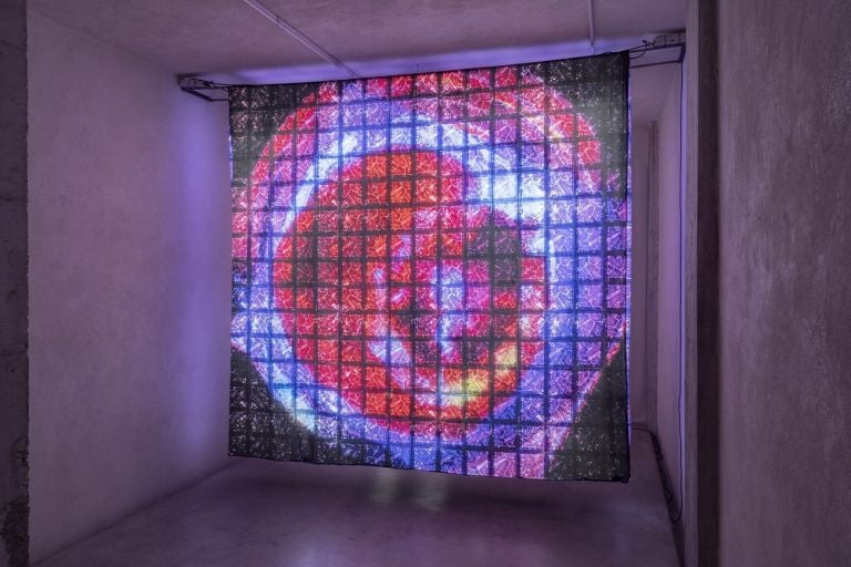 Giulia Poppi, Glassblock, 2019, stampa digitale su decotex, abbaglianti da fuoristrada, ferro, 304x285x38 cm. Courtesy l’artista, opera di proprietà della Fondazione Zucchelli. Photo Manuel Montesano