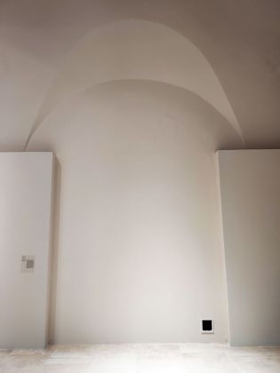 Giulia Poppi, Passagatto, 2020, muro in cartongesso, gattaiola, motorino elettrico, dimensioni ambiente. Courtesy l’artista. Photo Paolo Darra