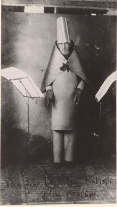 Hugo Ball in costume per una rappresentazione, 1916