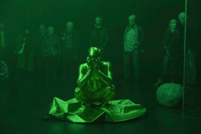 Julie Monot, Green Room, 2019. Performance at Fondation Arsenic, Losanna. Courtesy l’artista