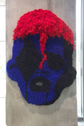 Julie Monot, Pierrot, 2018, tappeto murale. Installation view at Magasins Généraux, Parigi. Courtesy l’artista