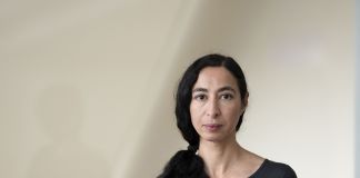 Latifa Echakhch, Kuratorin des Schweizer Pavillons an der 59. Internationalen Kunstausstellung – La Biennale di Venezia 2021 - portratiert am 27. Januar 2020 in Genf. (Pro Helvetia/Christian Beutler)