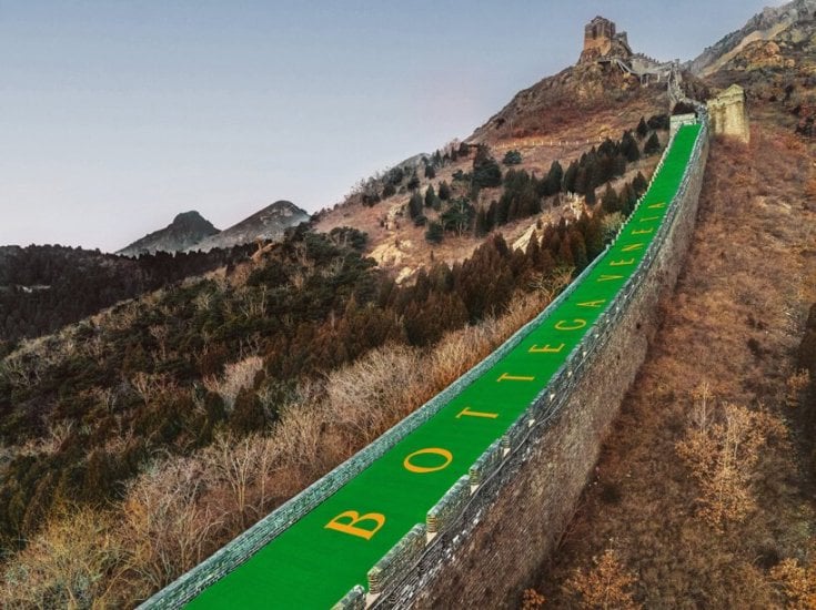 È comparso un enorme schermo di Bottega Veneta sulla Grande Muraglia cinese