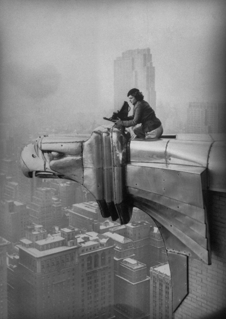 Margaret Bourke-White al lavoro in cima al grattacielo Chrysler, New York City, 1934 © Oscar Graubner. Courtesy Estate of Margaret Bourke-White