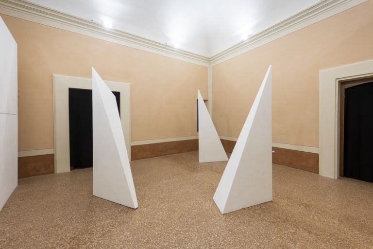 Mauro Staccioli. [re]action, installation view, Sala 5. Ph. © Rolando Paolo Guerzoni
