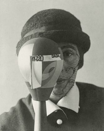 Nic Aluf, Sophie Taeuber with her Dada Head (1920), 1920. Stiftung Arp e.V., Berlino
