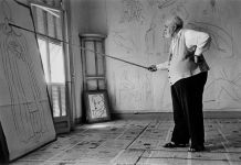 Henri Matisse in his studio, Nice, France, August 1949 -© Robert Capa © International Center of Photography / Magnum Photos - foto in mostra nell'ambito di "Robert Capa. Fotografie oltre la guerra", mostra a Villa Bassi Rathgeb di Abano Terme (PD)