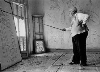 Henri Matisse in his studio, Nice, France, August 1949 -© Robert Capa © International Center of Photography / Magnum Photos - foto in mostra nell'ambito di "Robert Capa. Fotografie oltre la guerra", mostra a Villa Bassi Rathgeb di Abano Terme (PD)