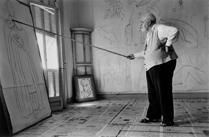 Henri Matisse in his studio, Nice, France, August 1949 -© Robert Capa © International Center of Photography / Magnum Photos - foto in mostra nell'ambito di 