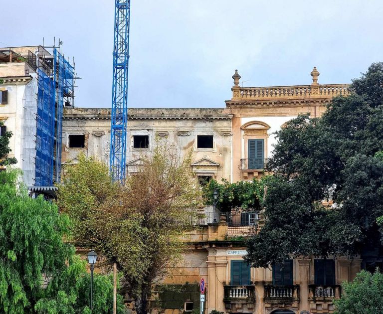 Palazzo Piraino in cantiere - a destra Palazzo Butera