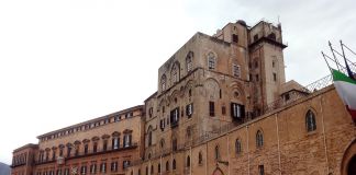 Palazzo Reale a Palermo con la nuova area pedonalizzata