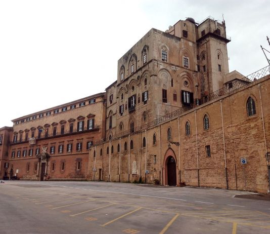 Palazzo Reale a Palermo con la nuova area pedonalizzata