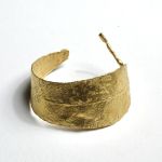 Paula Castro, Nature details, bracciale in argento 925 placcato oro. Courtesy ESH Gallery