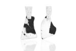 Sara Barbanti, Flakes, orecchini in carbone, resina e argento, 2021. Courtesy ESH Gallery