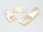 Suri Jewelry, spille in ottone tagliato a mano placcato oro 18k. Courtesy ESH Gallery