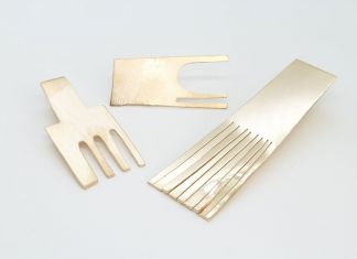 Suri Jewelry, spille in ottone tagliato a mano placcato oro 18k. Courtesy ESH Gallery