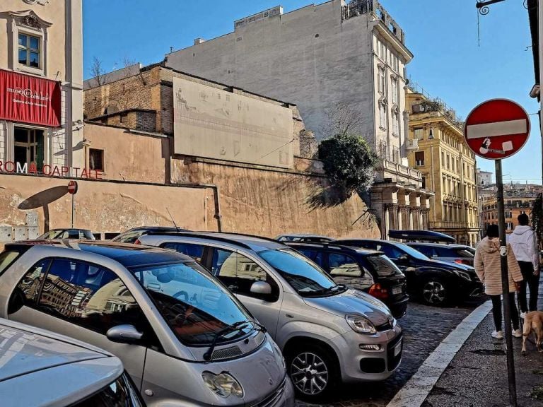 Via Francesco Crispi a Roma marciapiedi stretti