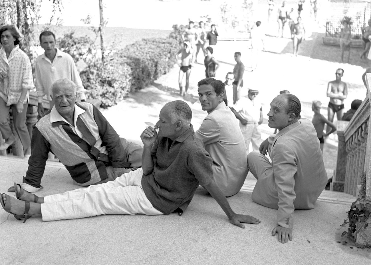 Cameraphoto Pier Paolo Pasolini siede davanti all’Hotel Excelsior con Leonida Repaci, Guido Piovene e Alberto Moravia, Lido di Venezia, 1968 © Cameraphoto Epoche/©Vittorio Pavan