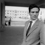 Carlo Bavagnoli Pier Paolo Pasolini sullo sfondo dei palazzi della borgata, 1960 ca. © Collezioni d’Arte Fondazione Cariparma – Donazione Carlo Bavagnoli