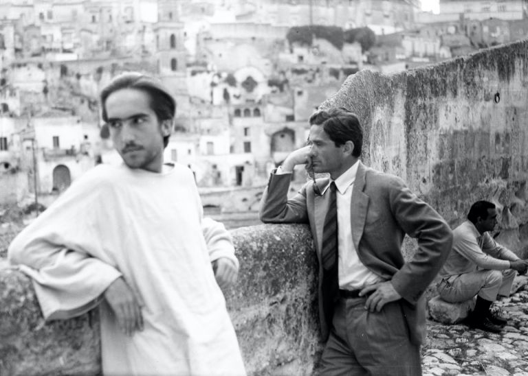 Domenico Notarangelo Pier Paolo Pasolini e Enrique Irazoqui, in un momento di pausa delle riprese de Il Vangelo secondo Matteo, Matera, 1964.