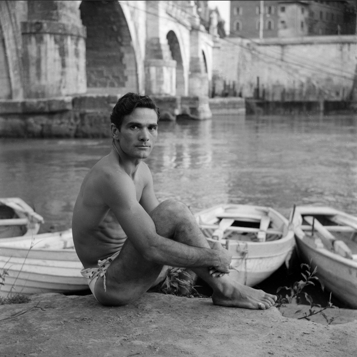 Gabriella Drudi Scialoja Pier Paolo Pasolini ritratto sul Tevere, Roma anni ‘50 © Fondazione Toti Scialoja, Roma