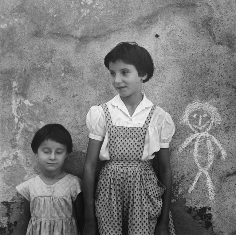 Vivian Maier, Digne, France, August 11, 1959, Gelatin silver print, 2020 ©Estate of Vivian Maier, Courtesy of Maloof Collection and Howard Greenberg Gallery, NY