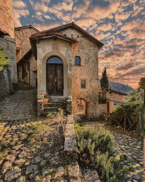 Borgo La Scola sull'Appennino bolognese, Ph. paolo__66__ #inEmiliaRomagna #italianvillages 