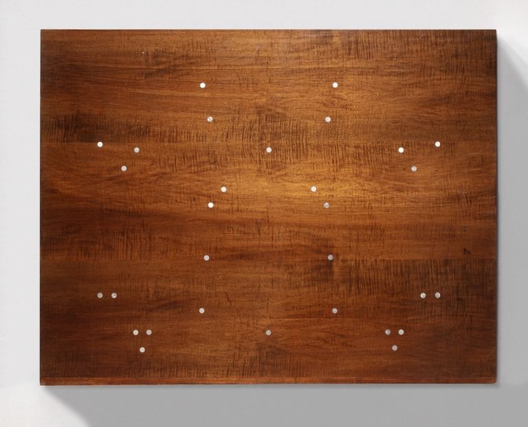 Alberto Garutti, Senza titolo, 1994, legno di noce con piccoli intarsi, 120 x 154,5 x 8 cm. Photo credits Gaia Schiavinotto. Collezione privata