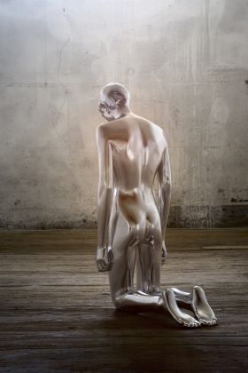 Aron Demetz, Purificazione, 2006, tiglio e alluminio, 130 cm