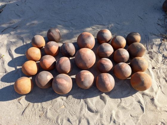 Bosco Sodi, Untitled, 2021~2022. Centonovantacinque sfere d’argilla, 15 25cm. Alcune sfere appena cotte a Casa Wabi, Messico. (ph. Bosco Sodi, 2022)
