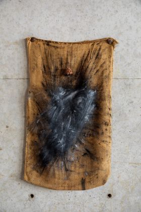 Bosco Sodi, Untitled [sack painting], 2020 Pittura a olio su vecchio sacco per peperoncini essiccati, campanelli in ferro, 115 x 63 cm (ph. Sergio Lopéz, 2020)