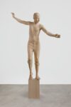 Charles Ray, Archangel, 2021, cipresso. Collection of the artist. Courtesy Matthew Marks Gallery. Photo Takeru Koroda   Charles Ray, Courtesy Matthew Marks Gallery
