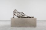 Charles Ray, Reclining woman, 2018, acciaio. Collection Glenn and Amanda Fuhrman NY. Courtesy the FLAG Art Foundation. Photo Sean Logue. Courtesy Matthew Marks Gallery © Charles Ray