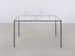 Charles Ray, Table, 1990, plexiglas e ferro. Glenstone Museum, Potomac. Photo Ron Amstutz. Courtesy Matthew Marks Gallery © Charles Ray