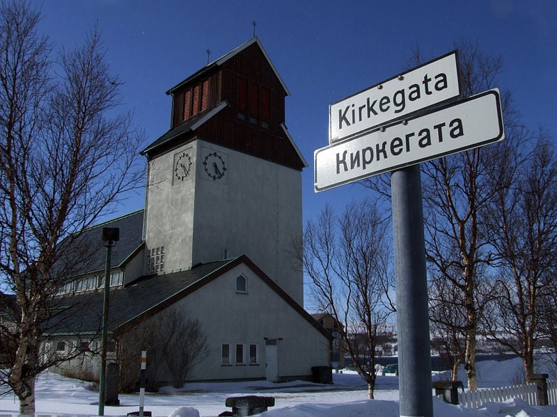 Chiesa di Kirkenes con segnali stradali in Norvegese e Russo, 2008. Photo CC Bair175 via Wikimedia