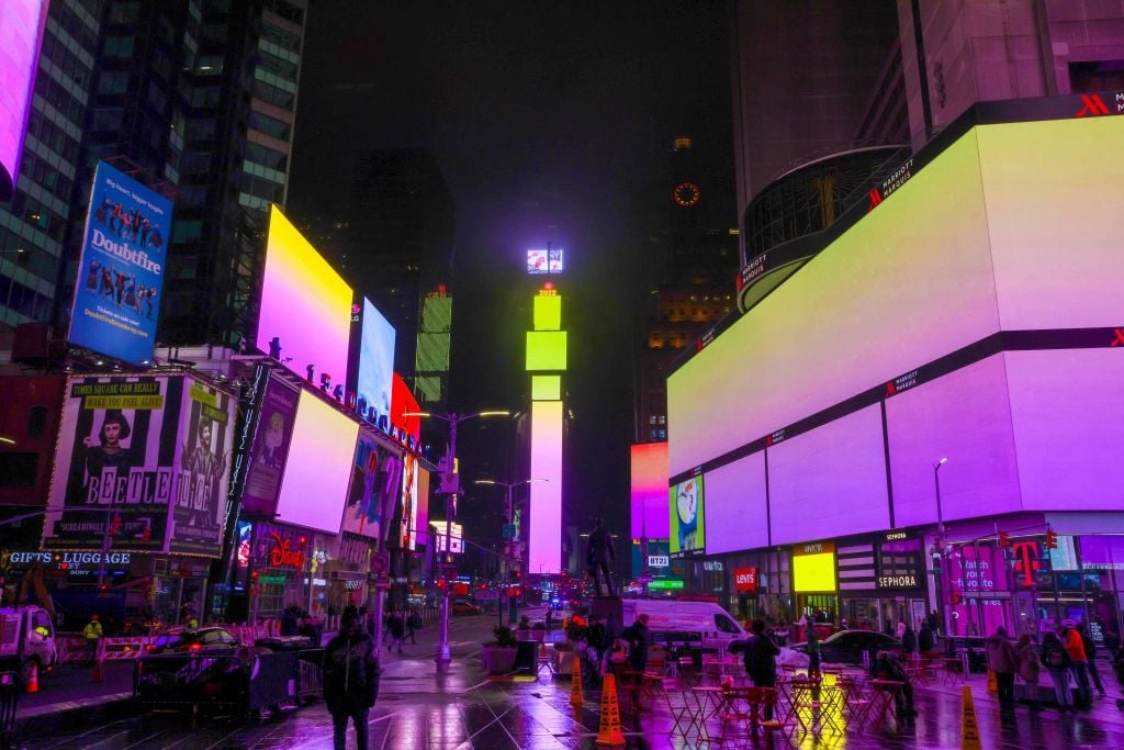 Per tre minuti ogni notte, una “meditazione digitale” fa respirare Times Square