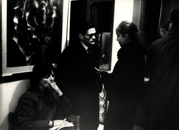 Elsa Morante, seduta, con Pier Paolo Pasolini e Laura Betti alla inaugurazione della mostra di Corrado Cagli, 3 marzo 1962