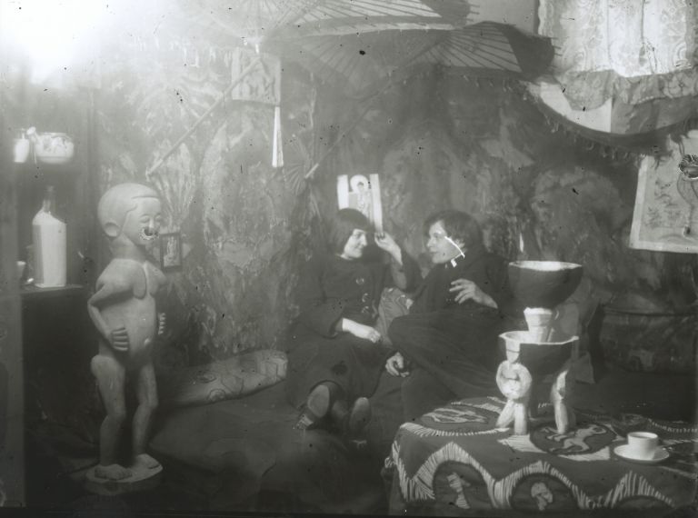 Erna Schilling (Kirchner) e Ernst Ludwig Kircher nell'atelier della Durlacher Strasse 14 di Berlin Wilmersdorf, 1912 14. Photo Ernst Ludwig Kirchner, Kirchner Museum, Davos