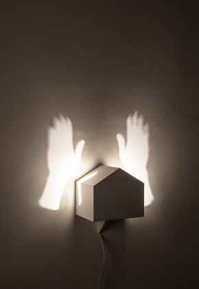 Fabrizio Corneli, Lucernario, 1997, alluminio, lampada alogena e proiezione luminosa, 15 x 15 x 12 cm. Photo credits Gaia Schiavinotto. Collezione privata